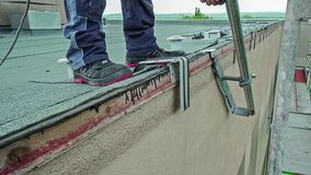 SIFATEC: Gerüstsystem schützt Arbeiter bei Dachsanierung