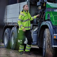 Schutz vor Kälte und Regen mit zertifizierter Workwear