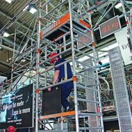 Layher Steigtechnik: Neues Fahrgerüst für die sichere Montage – auch auf engem Raum