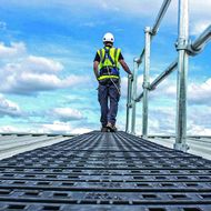 Kee Safety: Laufsteg- System um Schutzgeländer- bausatz erweitert