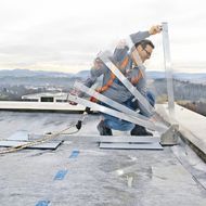 ZinCo: Arbeitsschutzgeländer für sicheres Arbeiten auf dem Dach