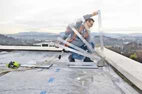 ZinCo: Arbeitsschutzgeländer für sicheres Arbeiten auf dem Dach