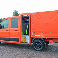 Schoon: Praktische Pritsche mit Werkzeug- und Gerätekasten