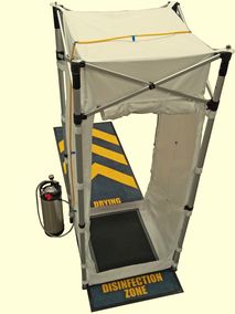 Hughes: Tragbare Dekontaminations Sprühnebeldusche