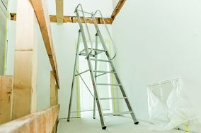 Günzburger Steigtechnik: Plattformleitern für Profis auf der Baustelle