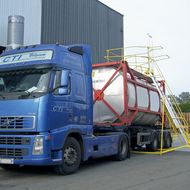 TRIAX: Gütertransport per Lkw - Mobile Sicherheitsleiter beugt Arbeitsunfällen vor