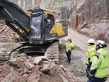 Windschutzscheibe versus 10 t schweren Felsbrocken