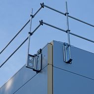 HAKOS: Seitenunfallschutz jetzt bis 30° Dachneigung einsetzbar 