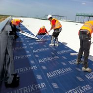 Carlisle: Aluminium-Dampfsperrbahn mit Blendschutz und Baustoffklasse B1
