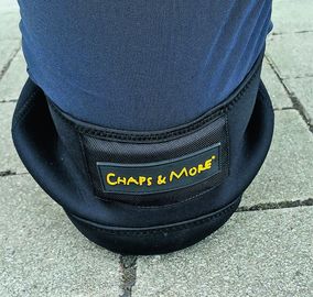 Chaps & More: Zwei neue Knieschoner und ein Spritzschutz  für die Beine
