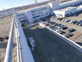 Seitenschutzsysteme ermöglichen effizientes Arbeiten auf dem Flachdach