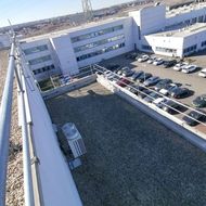 Seitenschutzsysteme ermöglichen effizientes Arbeiten auf dem Flachdach