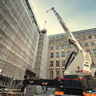 Böcker: Autokran für sichere Dachsanierung am Bochumer Rathaus