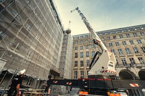 Böcker: Autokran für sichere Dachsanierung am Bochumer Rathaus