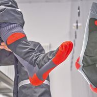 DEHN + SÖHNE: Sicherer Fußschutz vor Hochdruckwasserstrahlen