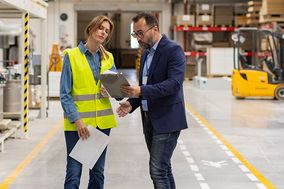 Sicherheitsprüfungen und Wartungen organisieren