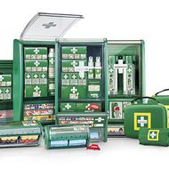 Erste-Hilfe-Koffer in Grün und Gelb für gute Sichtbarkeit