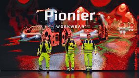 Pionier: Innovative Arbeitskleidung hält sogar Breakdance-Show mühelos stand