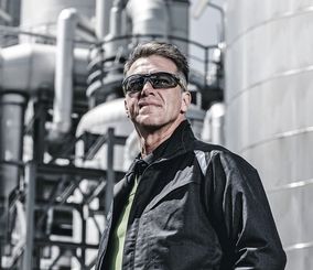 UVEX: Eine Schutzbrille, die sich dem Gesicht anpasst