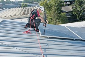 ABS Safety: Neuer Personenanschlagpunkt für Winkelstehfalzdächer