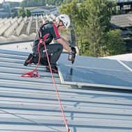 ABS Safety: Neuer Personenanschlagpunkt für Winkelstehfalzdächer