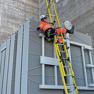 Leiter mit integrierter Absturzsicherung